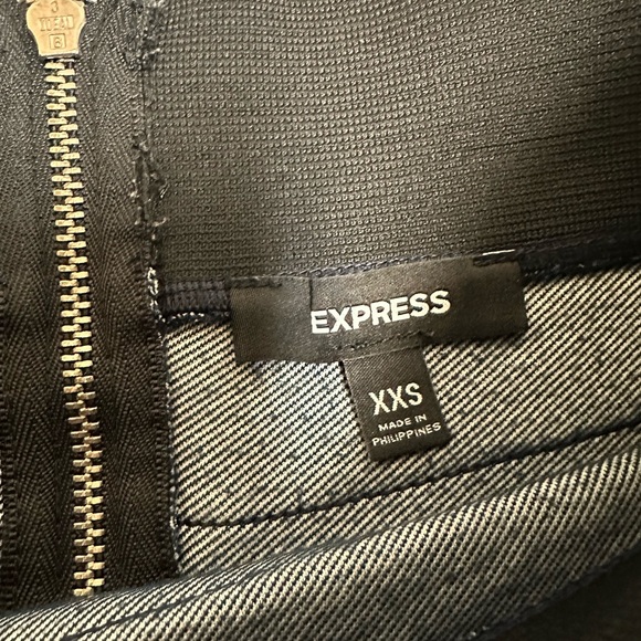 Express mini skirt. - Picture 3 of 4
